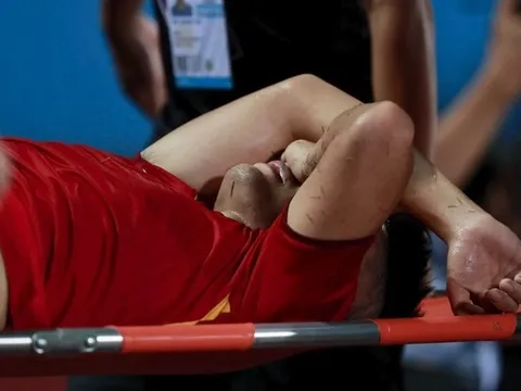 Văn Xuân chấn thương nặng, ôm mặt rời sân trên cáng