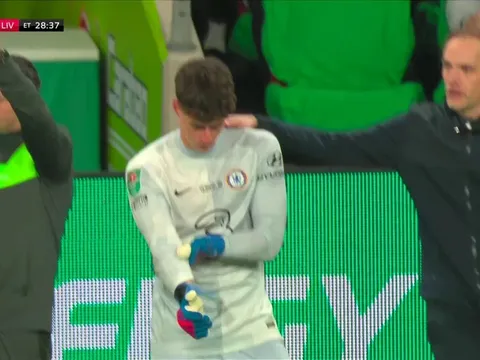 Vào sân bắt penalty, Kepa "bắn chim" khiến Chelsea thất bại