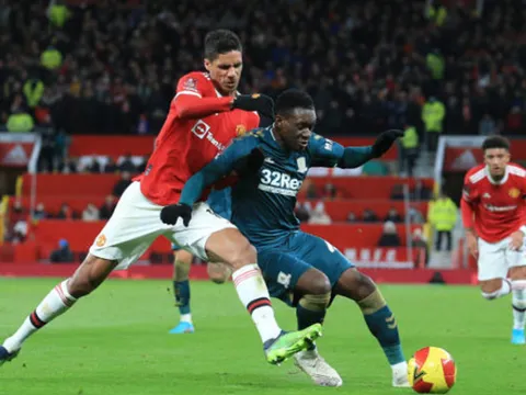 Danny Mills nói thẳng vấn đề của Varane ở Man Utd