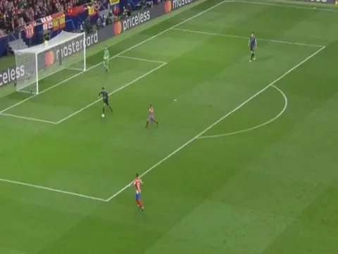 Varane tấu hài ngay trước khung thành của De Gea