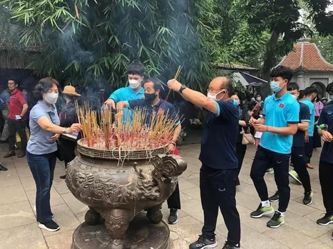 Thầy trò HLV Park Hang-seo dâng hương Đền Hùng