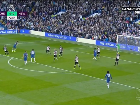 Vì sao Alonso 'tự do' trong vòng cấm Newcastle?