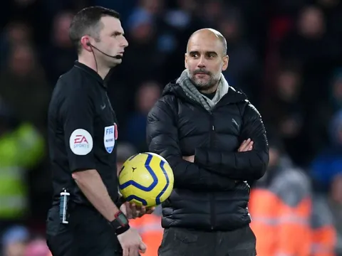 Vì sao bàn thắng của Fabinho hợp lệ, dù bóng chạm tay Alexander-Arnold