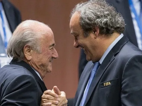 Vì sao Blatter và Platini thoát tội?