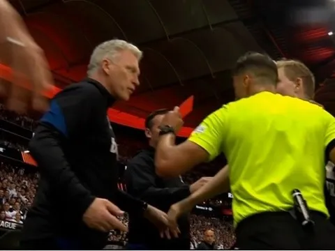 Vì sao David Moyes ăn thẻ đỏ ở trận Frankfurt?