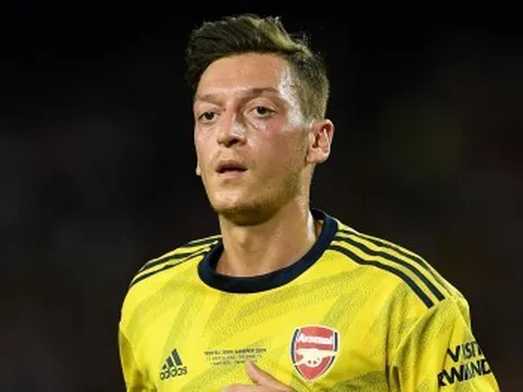 Vì sao Ozil vắng mặt trong trận thua của Arsenal?