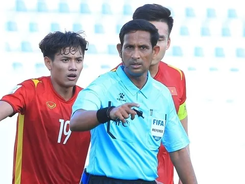 Vì sao trọng tài rút thẻ đỏ với cầu thủ Malaysia?