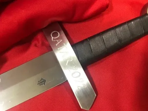 Vì sao tuyển Canada luôn mang theo một thanh kiếm khi thi đấu?