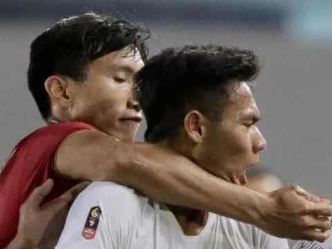 Vì sao Văn Hậu không bị phạt dù kẹp cổ cầu thủ U22 Indonesia?