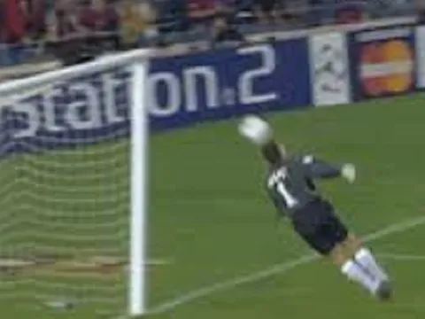 Video: Pha cứu thua khó tin bậc nhất lịch sử Champions League