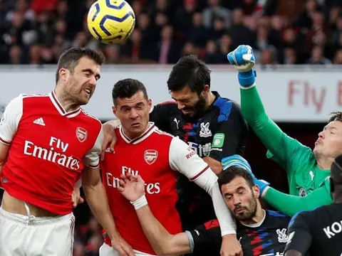 Per Mertesacker ra tay thanh trừng 8 người, thay đổi Arsenal từ gốc