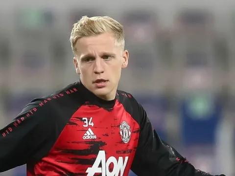 'Việc đến M.U không có lợi cho sự phát triển của Van de Beek'