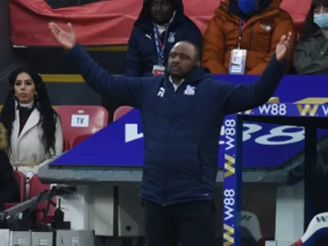 Vieira phát nản với Alisson