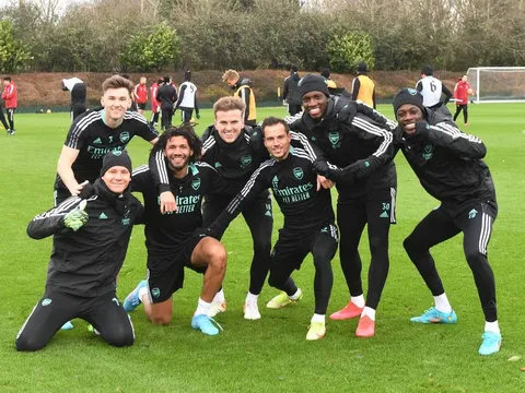 Viện binh xuất hiện, số 10 tả xung hữu đột trên sân tập Arsenal