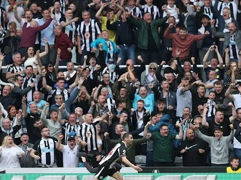 Việt vị cả dặm, sao Newcastle ăn mừng như trúng số trước Liverpool