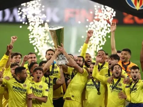 Villarreal ngạo nghễ nâng cúp vô địch, 2 'người hùng' được tung hô