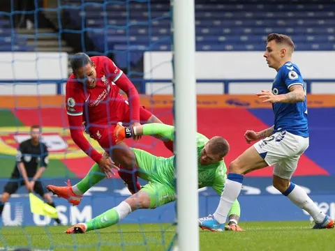 "Đồ tể" Jordan Pickford lập tức có hành động gửi tới Van Dijk sau trận