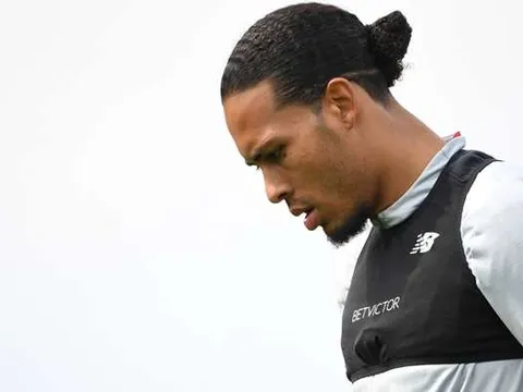 Virgil van Dijk gửi thông điệp rơi nước mắt sau khi nhận hung tin