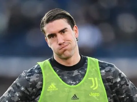 Dusan Vlahovic thêm một lần xát muối vào nỗi đau của Arsenal