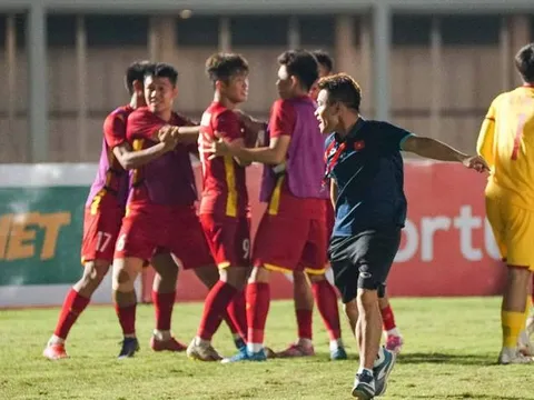 HLV Đinh Thế Nam cho U19 Việt Nam đi xem đối thủ ở bảng B