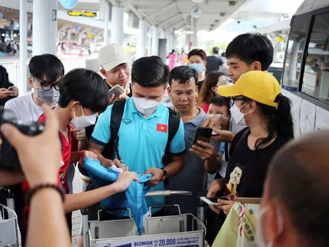 Người hâm mộ TP.HCM mừng rỡ đón thầy Park và tuyển Việt Nam