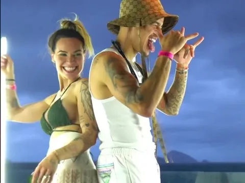 Vợ Coutinho diện bikini, quẩy cực nhiệt ở tiệc bể bơi