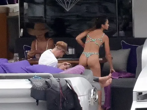 Vợ Messi quyến rũ với bikini họa tiết da báo