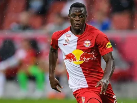 Với Man Utd, 'hung thần tuổi teen' khả thi hơn nhiều so với Haaland