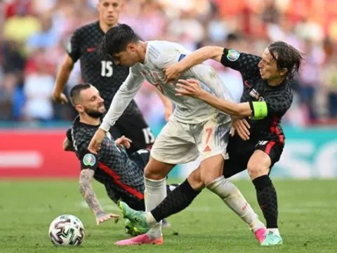 Vua đánh chặn Chelsea, đồ đệ Pep Guardiola và những cái nhất ở EURO