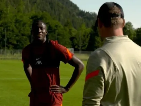 Vừa đến Liverpool, Konate lập tức được chỉ định người dẫn dắt