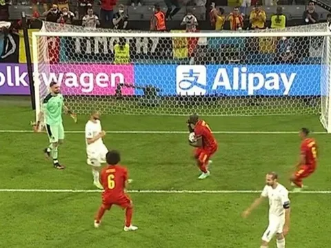 Vừa ghi bàn, Lukaku lập tức làm 1 điều với Donnarumma
