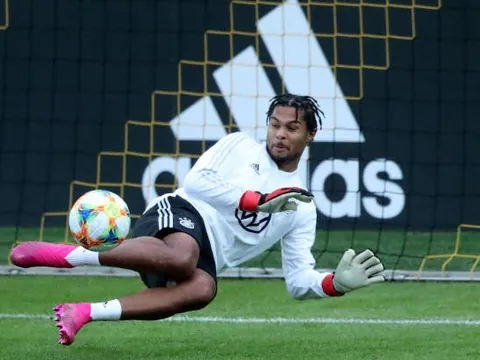 Vừa lập 'poker' Champions League, Gnabry đã hóa thân thành thủ môn