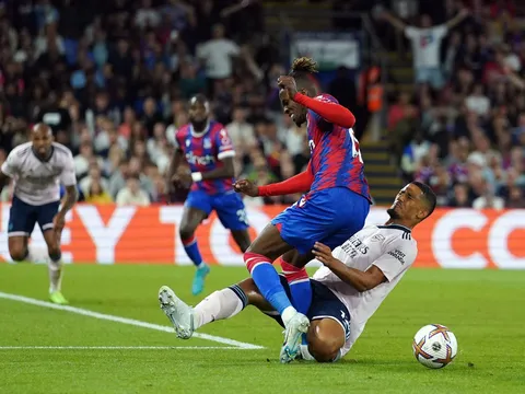 Vừa ra mắt Arsenal, "đá tảng" hay nhất trận: 7 lần giải vây, 100% không chiến thành công