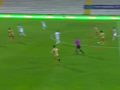 Vừa rời M.U, 'ngọc quý' lập siêu phẩm từ giữa sân cho đội bóng mới