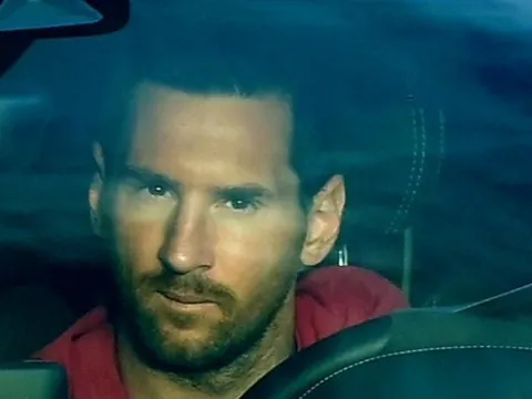 Vừa trở lại, Messi đã hành động đặc biệt "đốn tim" CĐV Barcelona