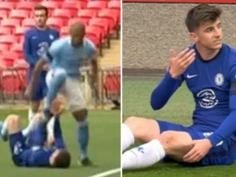 Chơi bẩn, sao Man City đạp thẳng vào mặt Mason Mount