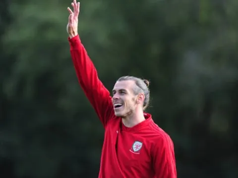 Rời xa Real, Bale "thả ga" nô đùa trên tuyển Wales