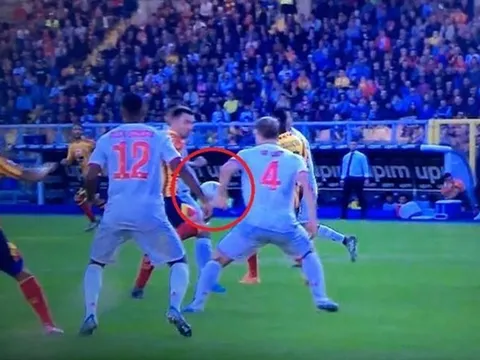 CĐV Man Utd hả hê nhìn De Ligt mắc sai lầm