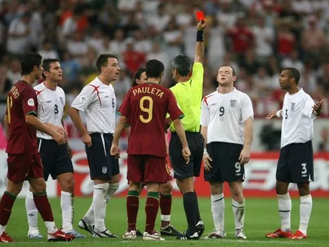 Ngày Ronaldo lo lắng vì khiến Rooney tức giận