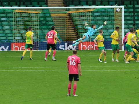 Wayne Rooney lập siêu phẩm đá phạt vào lưới Norwich