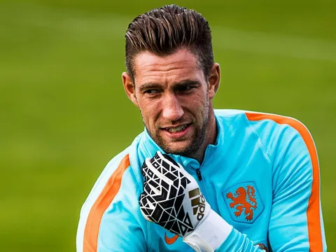 Edwin van der Sar bị phá kỷ lục ở EURO