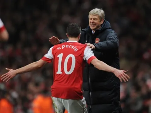 Wenger: "Van Persie từng cầu cứu tôi sau khi rời Man Utd, nhưng ..."