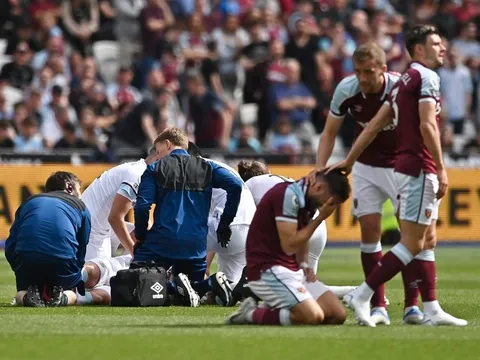 Cầu thủ West Ham bật khóc sau khi khiến đối thủ gãy chân