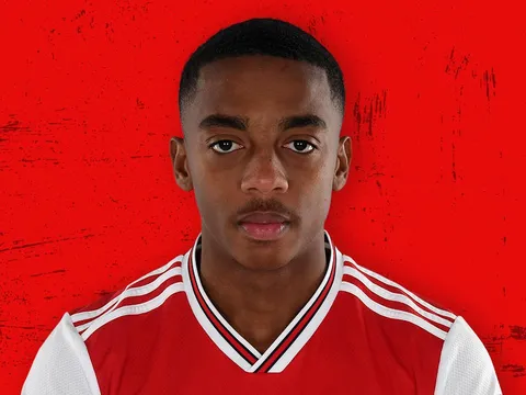 Sau Ozil, fan Arsenal tìm ra người tàng hình mới