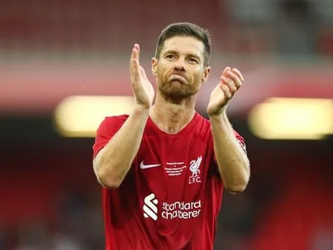 Xabi Alonso phản ứng sau trận thắng M.U