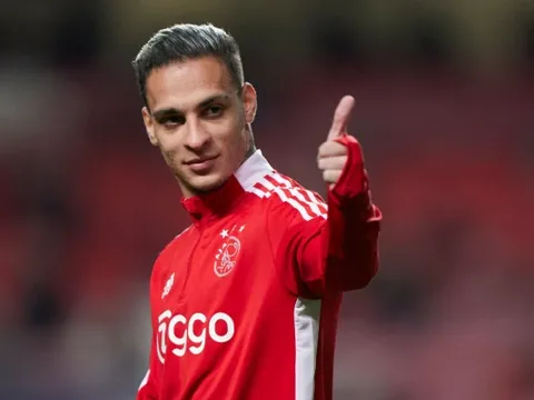 Ajax hét mức giá cao cho Antony