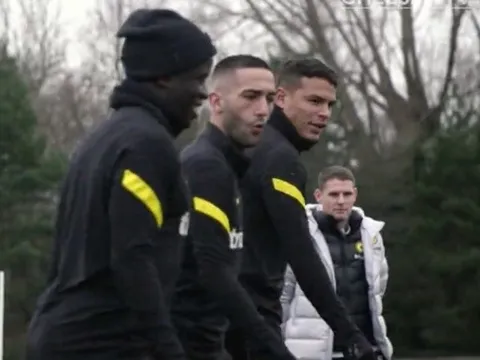 Xâu kim Kante, Ziyech phản ứng đắc chí