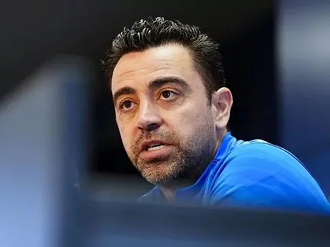Xavi bảo vệ Lewandowski