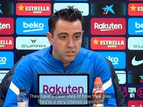 Xavi: Hoặc cậu ấy gia hạn, hoặc rời Barcelona