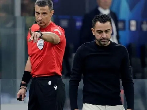 Xavi: “Tôi đã yêu cầu trọng tài giải thích”